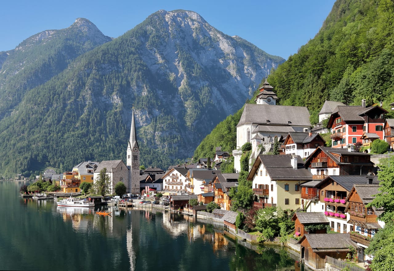 Hallstatt, son clocher et ses maisons au-dessus du lac.