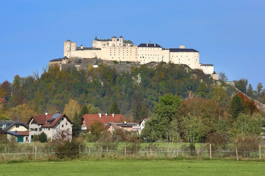 La forteresse de Hohensalzburg sur sa colline, en automne.