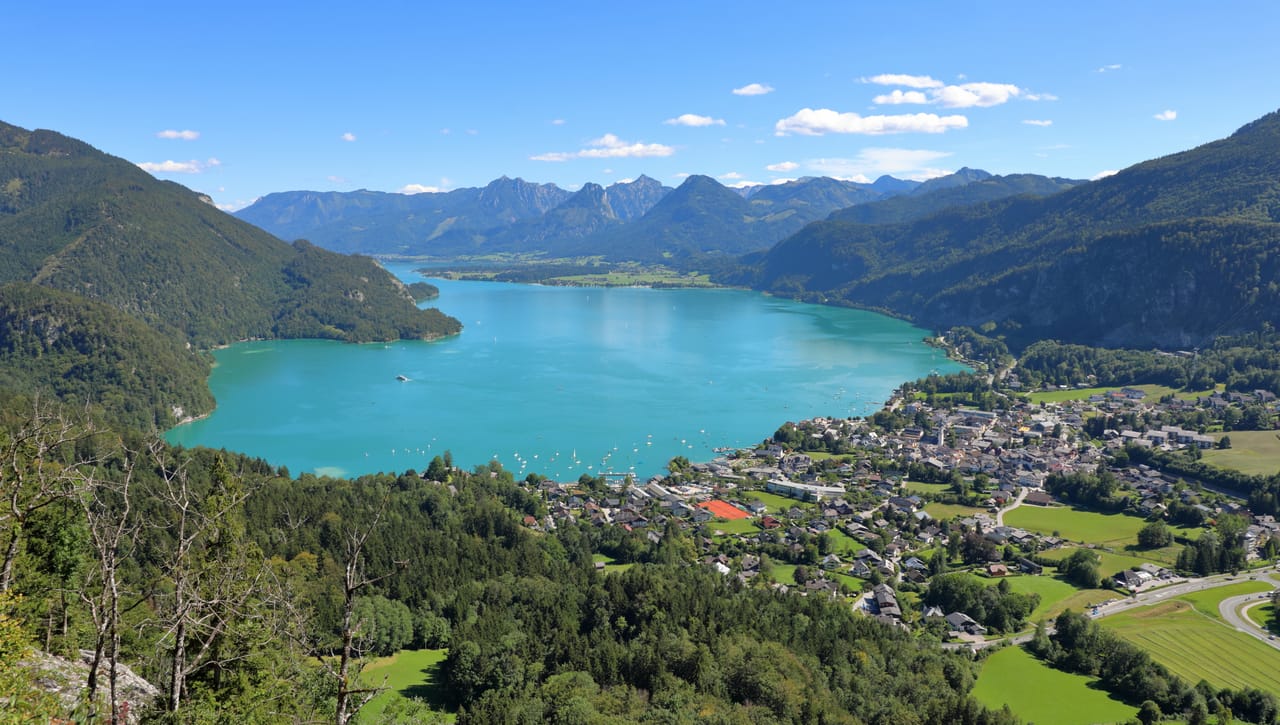 Le Wolfgangsee vu d’en haut, avec Sankt Gilgen sur la rive.