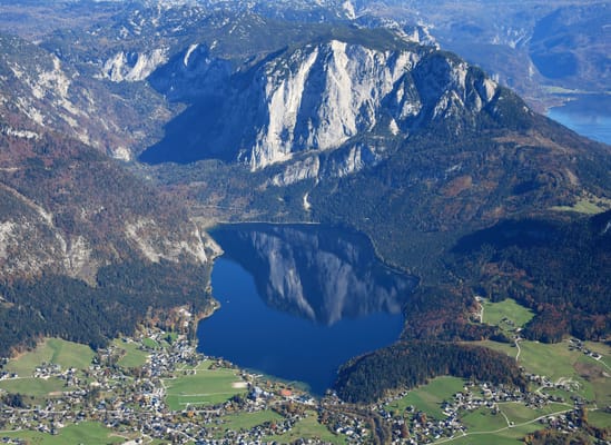 Le lac d’Altaussee au pied de la Trisselwand, vu du ciel.