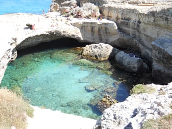 La Grotta della Poesia, à Roca Vecchia : un bassin d’eau de mer sous une voûte effondrée.