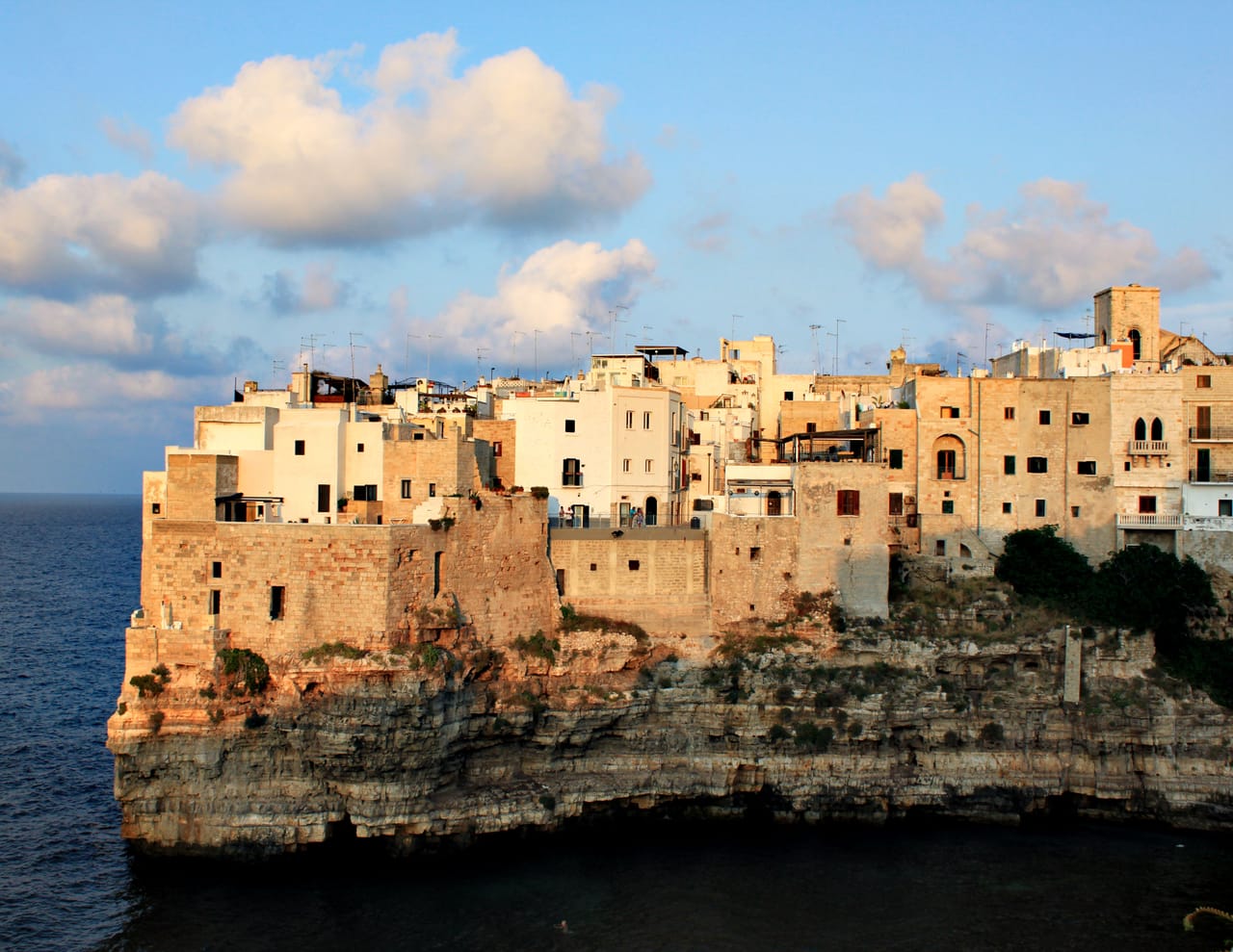 Polignano a Mare, perchée sur sa falaise au-dessus de l’Adriatique.