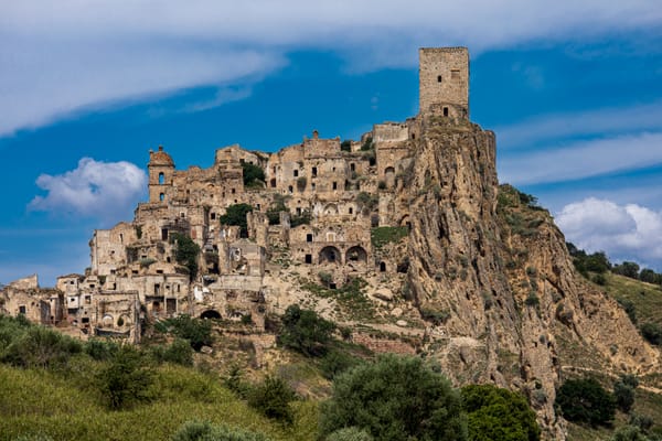 Craco, village abandonné sur son éperon, au-dessus des argiles.