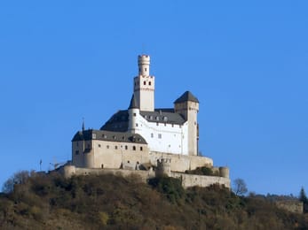 O castelo de Marksburg na sua colina, sobre Braubach.