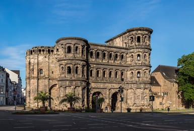 A Porta Nigra de Tréveris ao sol da manhã.