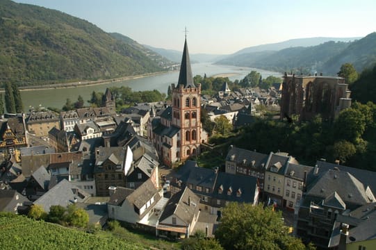 Bacharach, os seus telhados de ardósia e a capela de Werner em ruínas, na margem do Reno.