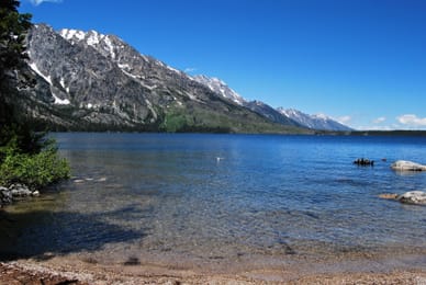 Der Jenny Lake und die verschneiten Tetons.