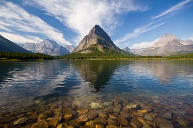Der Grinnell Point spiegelt sich im Swiftcurrent Lake, in Many Glacier.