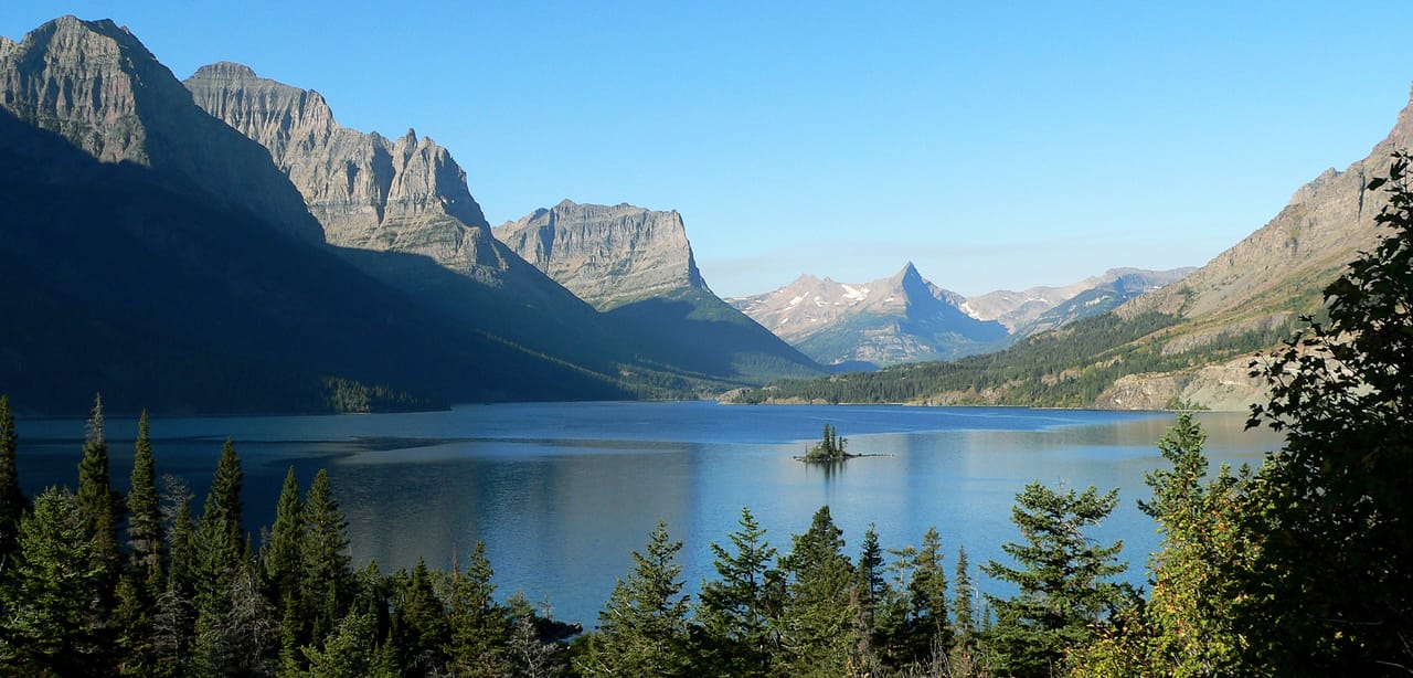 Der Saint Mary Lake und Wild Goose Island am Fuß der Gipfel des Glacier-Nationalparks.