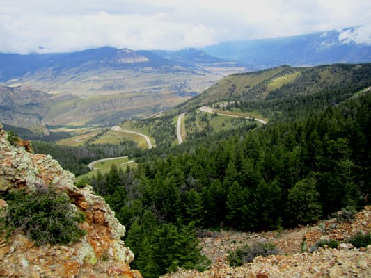 Die Serpentinen des Chief Joseph Scenic Byway unterhalb des Dead Indian Pass.