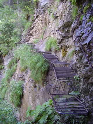 Les marchepieds d’acier de Prielom Hornádu, fixés à la falaise au-dessus de la rivière.