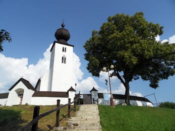 L’église du Saint-Esprit de Žehra et son clocher blanc à bulbe.
