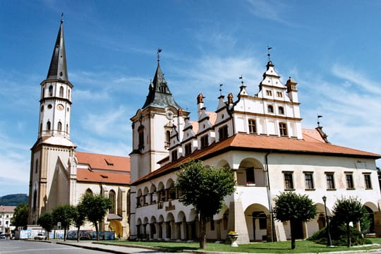 La place de Levoča : l’hôtel de ville à arcades et le clocher de la basilique Saint-Jacques.