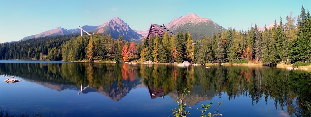 Štrbské pleso et les sommets des Hautes Tatras, à l’automne.