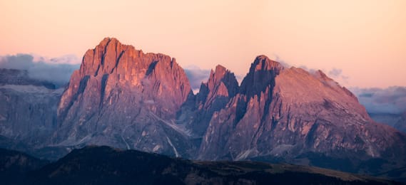 Le Sassolungo rougi par l’enrosadira, au coucher du soleil.