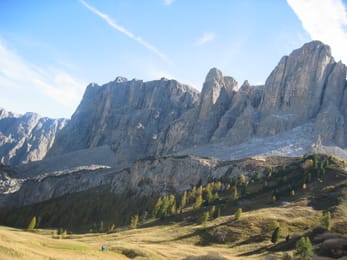 Le Murfreid, rebord nord du Sella, au-dessus des mélèzes jaunis du Passo Gardena.