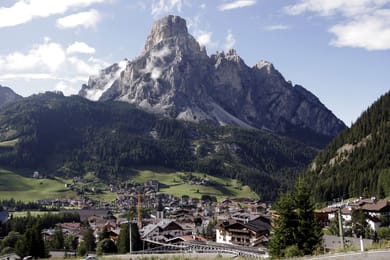 Corvara sous le Sassongher, vu de la route du Campolongo.