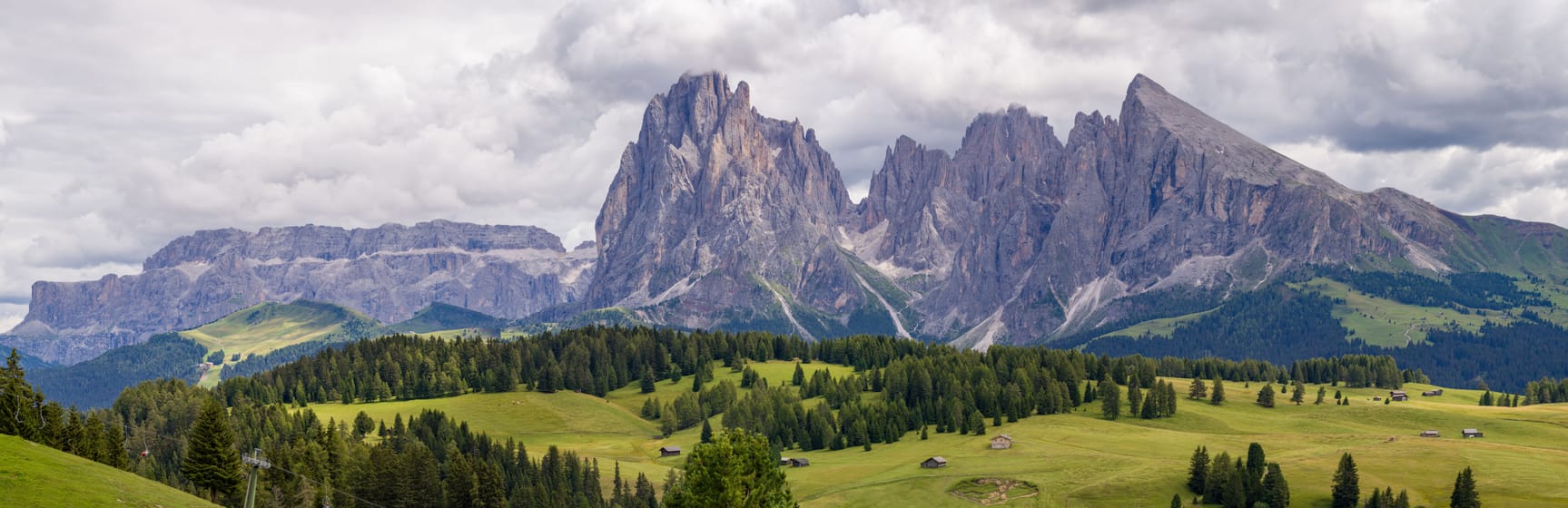 Le Sassolungo et le Sella au-dessus de l’Alpe de Siusi.