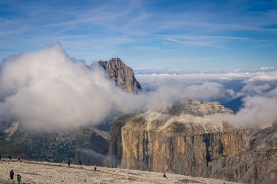 Une mer de nuages au Passo Pordoi.