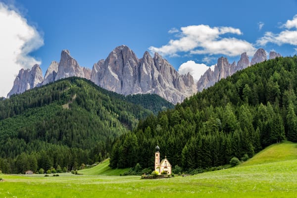 La chapelle San Giovanni in Ranui, seule dans son pré au pied des Odle.