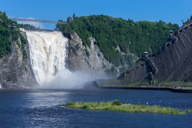 La chute Montmorency, son pont suspendu et l’escalier le long de la falaise.