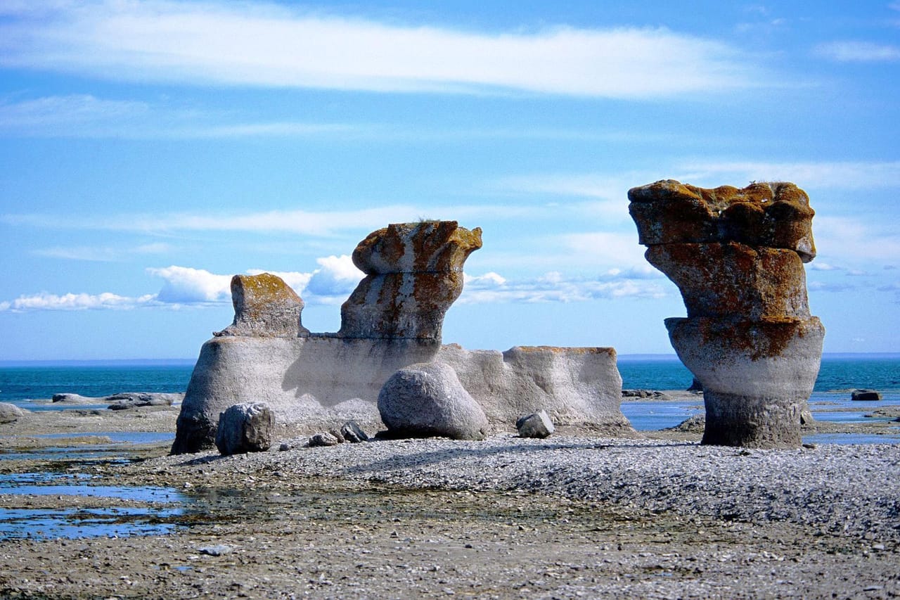 Les monolithes de calcaire de l’archipel de Mingan, sur une grève de galets.