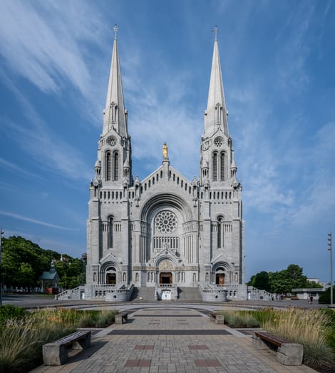 La façade et les deux flèches de la basilique Sainte-Anne-de-Beaupré.