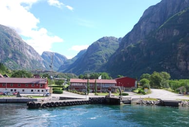Le quai et les maisons rouges de Lysebotn, au pied des falaises.