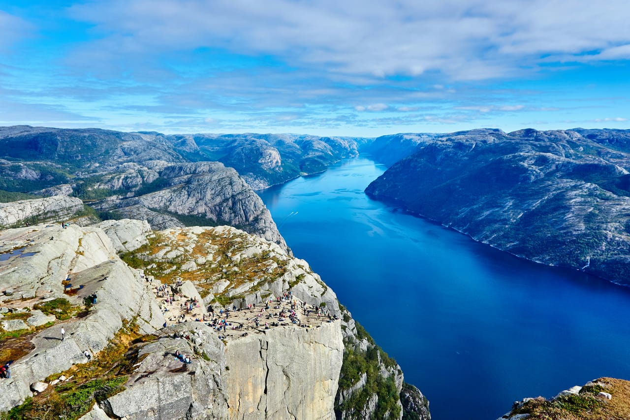 Le Lysefjord, d’un bleu profond, entre ses montagnes de granite, vu depuis le plateau de Preikestolen.