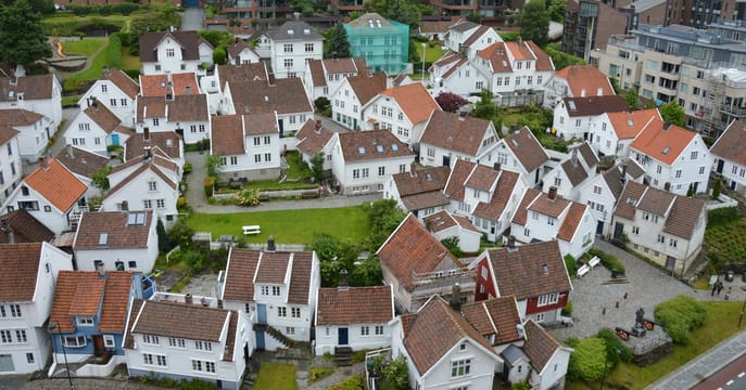 Les maisons de bois blanches et les toits rouges de Gamle Stavanger.