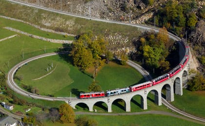Un train de la Bernina sur le viaduc hélicoïdal de Brusio.