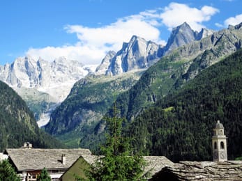 Le campanile de Soglio devant les aiguilles de la Sciora.