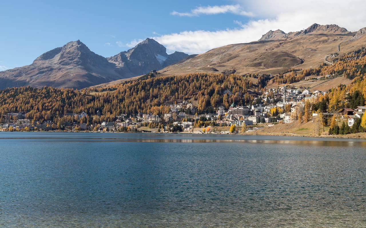Saint-Moritz au bord de son lac, avec les mélèzes dorés de l’automne.