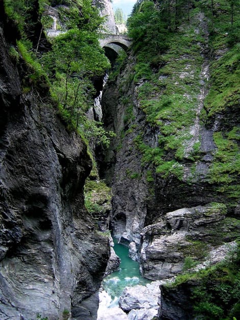La Via Mala, ses parois de schiste et le Rhin postérieur au fond.