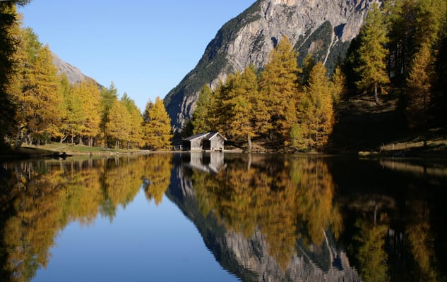 Le lac de Palpuogna et ses mélèzes d’automne, sur la route de l’Albula.