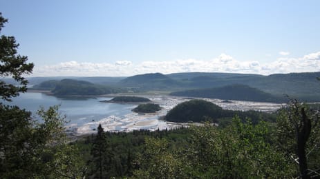 Les caps boisés et les battures du parc national du Bic à marée basse.