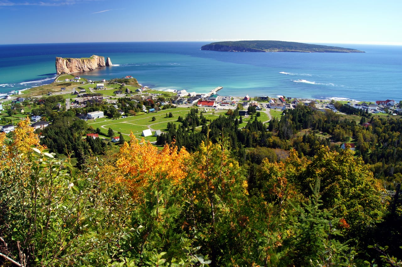 Le rocher Percé et l’île Bonaventure vus du mont Sainte-Anne, au-dessus du village de Percé.