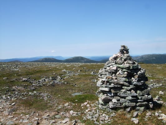 Le cairn du sommet du mont Jacques-Cartier, sur le plateau de toundra.