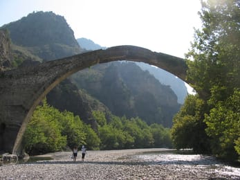 L’arche unique du pont de Konitsa au-dessus des galets de l’Aoos.