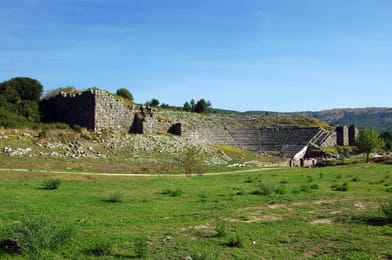 Le théâtre antique de Dodone et son mur de scène.