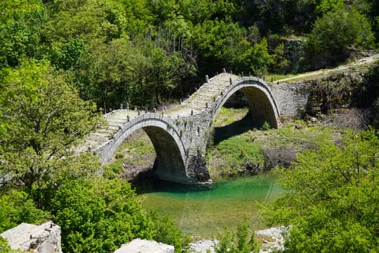Les trois arches du pont de Plakidas, près de Kipi, au milieu de la verdure.