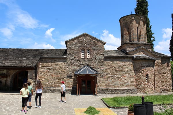 L’église byzantine du monastère de Molyvdoskepastos et son tambour de pierre.