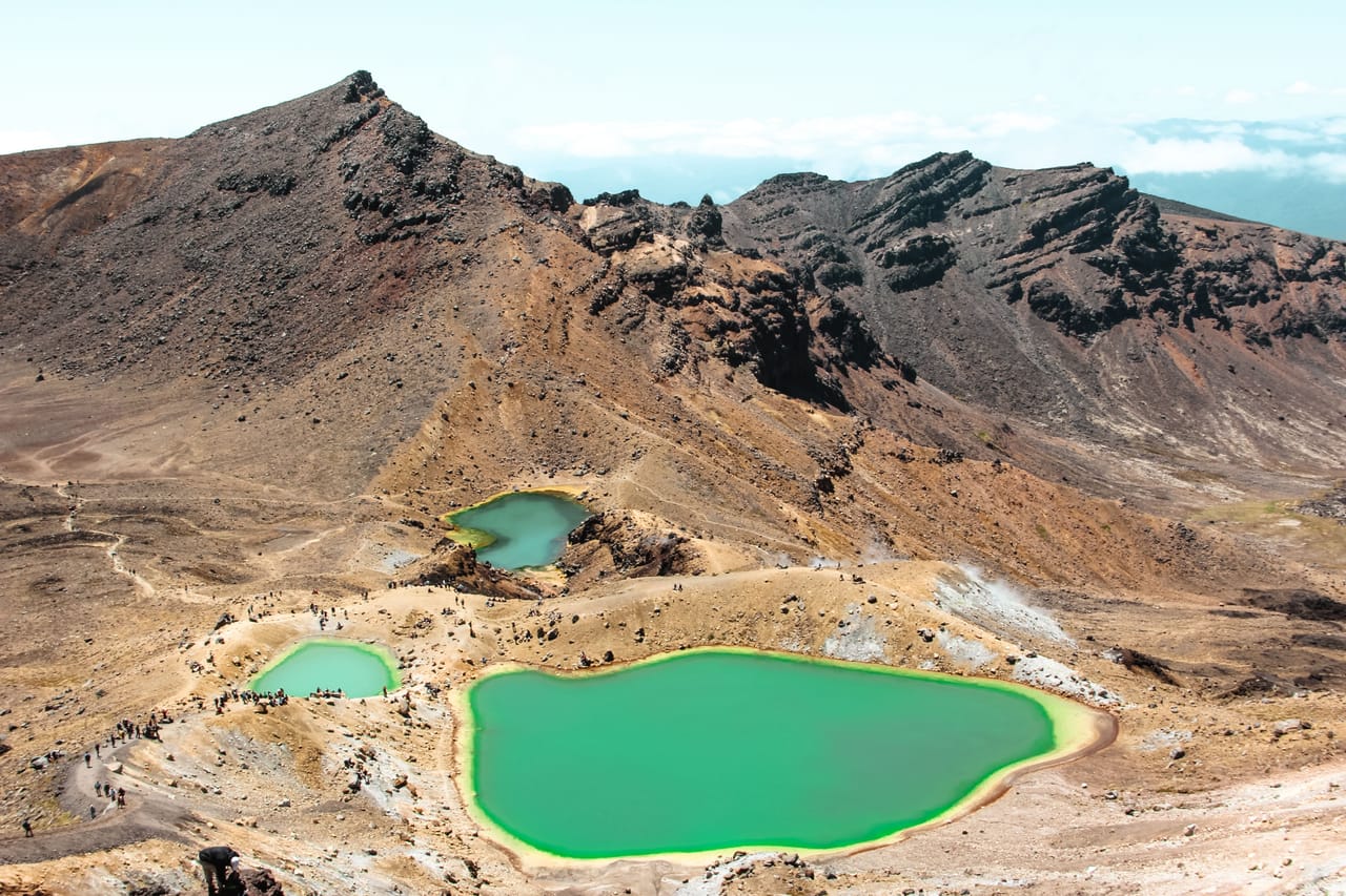 Gli Emerald Lakes sotto il Red Crater, sulla traversata del Tongariro.