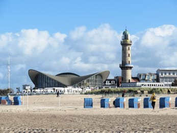 El faro de Warnemünde y el Teepott, vistos desde la playa.