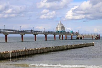El muelle de Zingst y su cabina de inmersión.