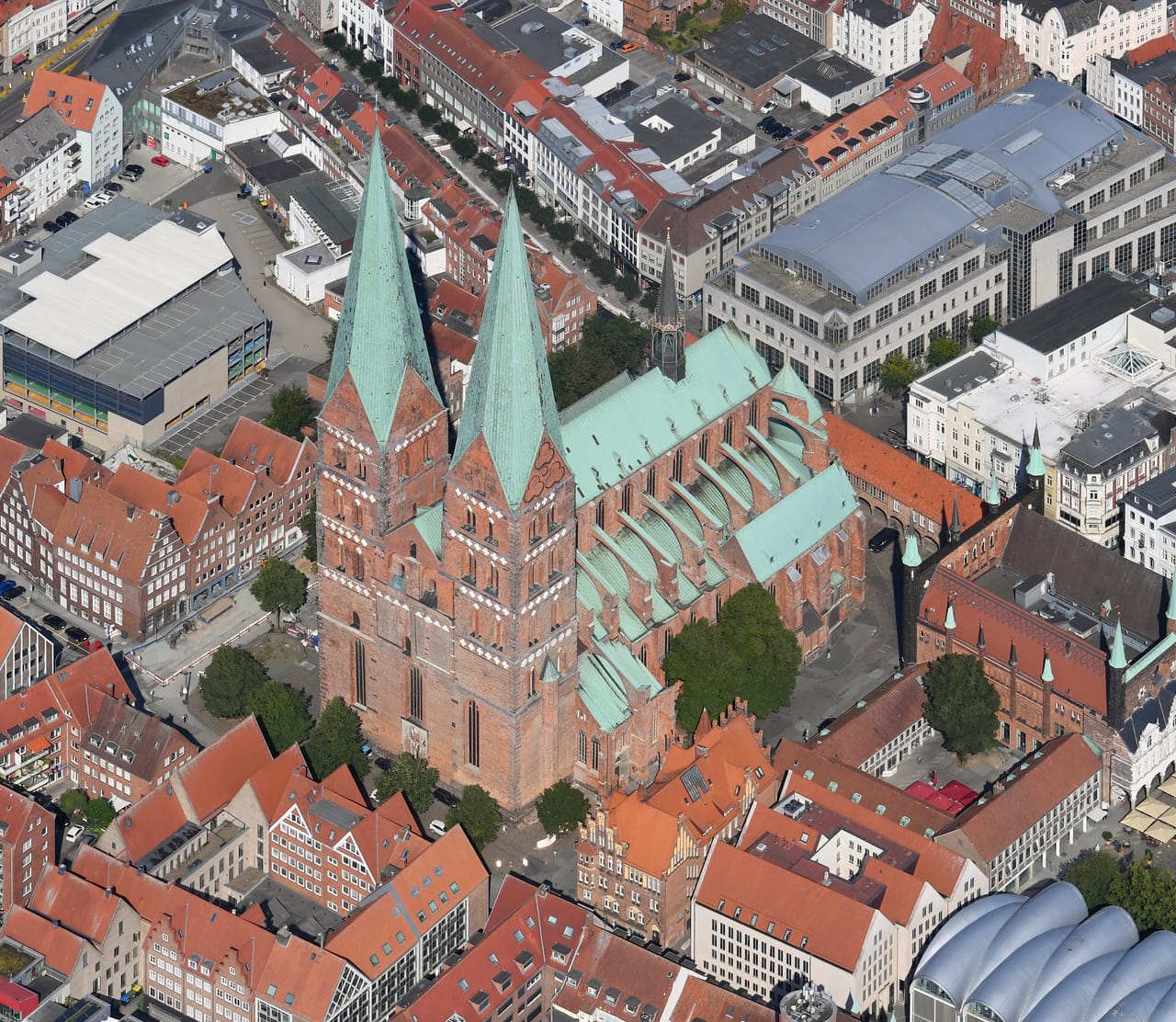 La Marienkirche de Lübeck y los tejados del casco antiguo, vistos desde el aire.