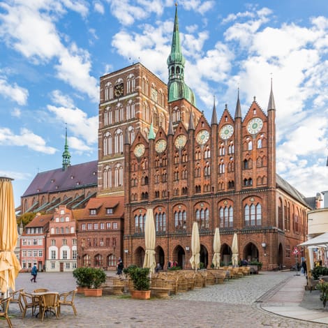 El ayuntamiento de Stralsund y su fachada pantalla, con la Nikolaikirche detrás.