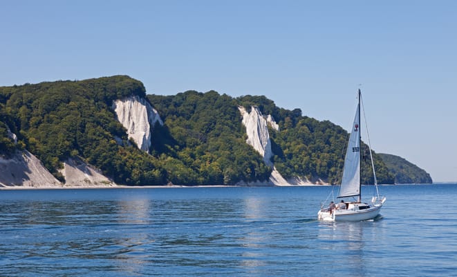 El Königsstuhl y la Viktoria-Sicht, acantilados de creta de Rügen, vistos desde el Báltico.