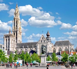 La flèche de la cathédrale Notre-Dame d’Anvers, vue depuis la Groenplaats.