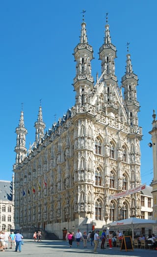 La façade gothique de l’hôtel de ville de Louvain.